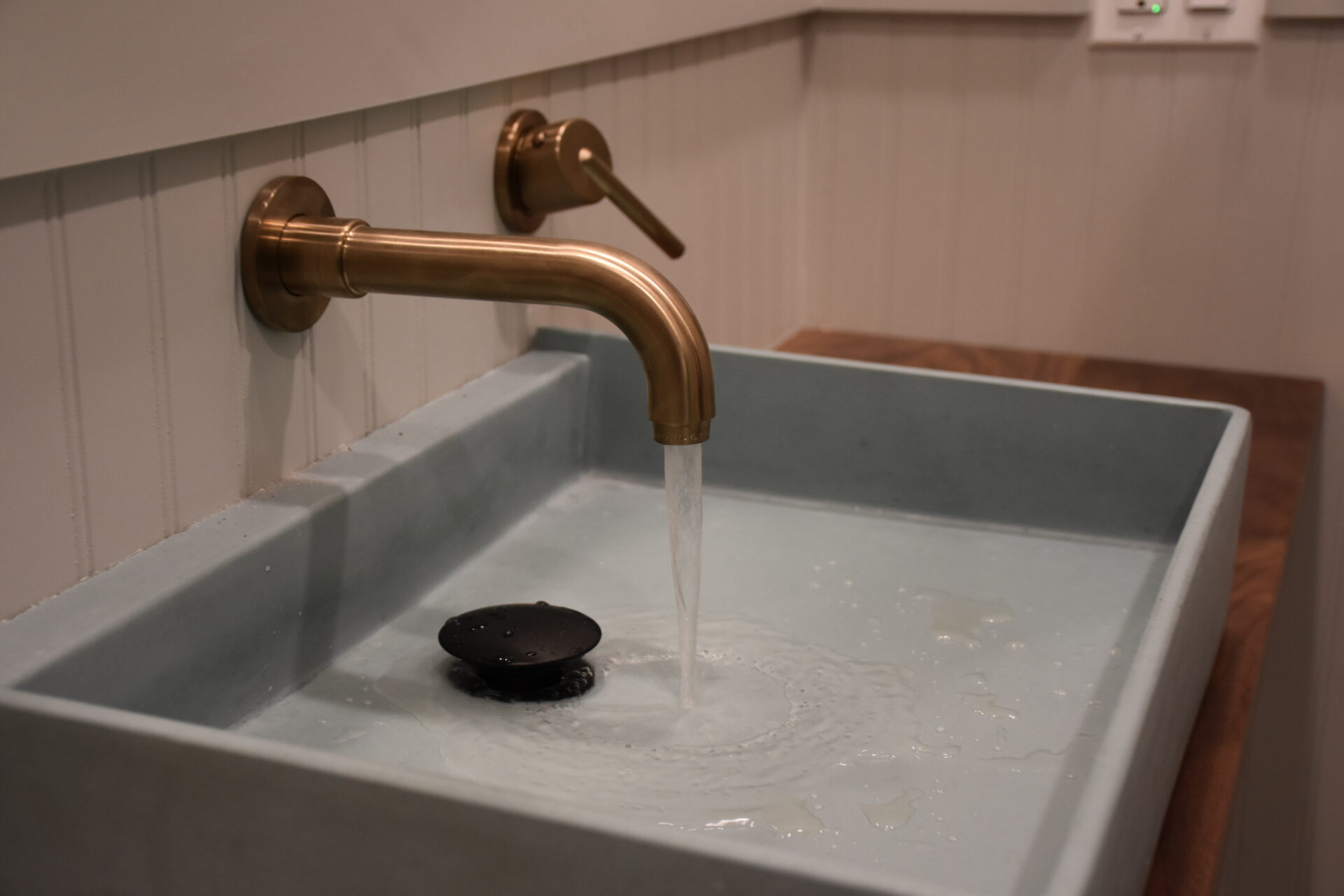 Running gold bathroom faucet